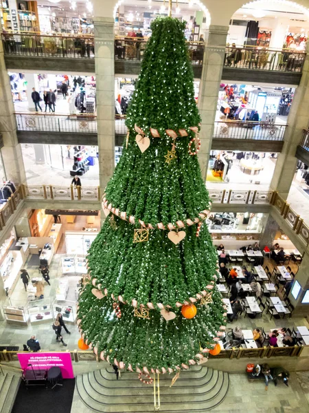 Egy Nagy Gyönyörűen Díszített Karácsonyfa Egy Stockholmi Plázában Svédországban — Stock Fotó