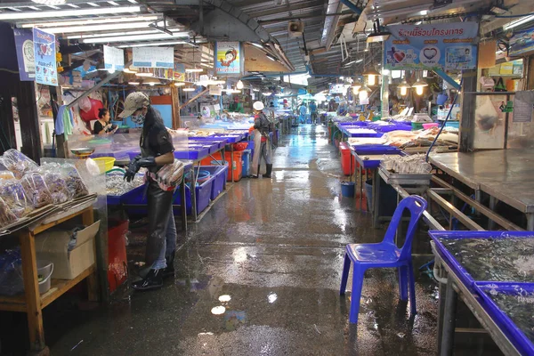 2021年8月9日タイ ナクラ Covid 19時代とロックダウンの一環として タイの魚市場で新鮮な魚介類を販売する予定です — ストック写真