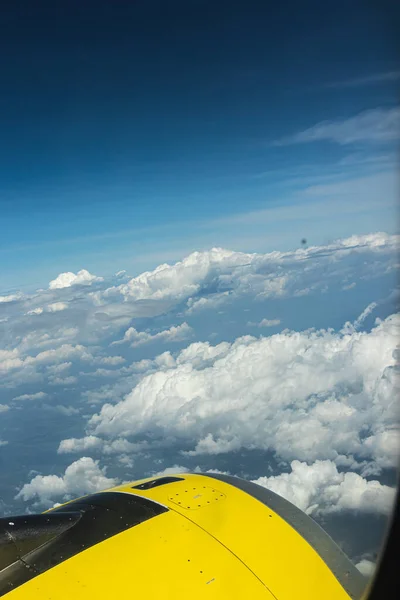 Вертикальный Снимок Голубого Неба Плавающими Белыми Облаками Окна Самолета — стоковое фото
