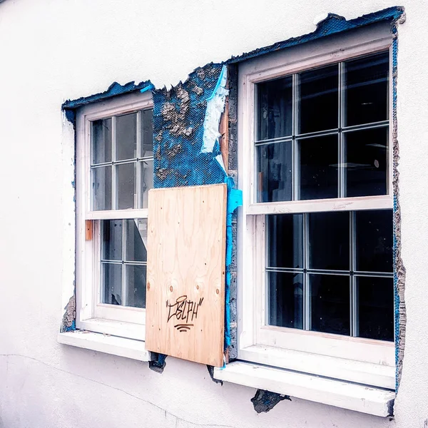 Régi Viharvert Festék Falon Körülvevő Ablakok — Stock Fotó