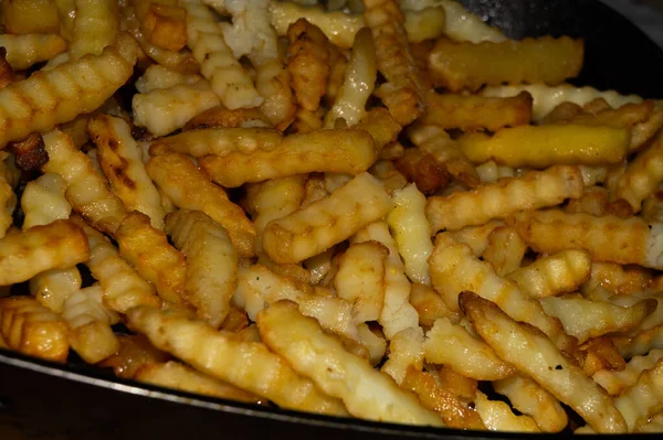 Egy Közelkép Finom Sült Krumplival Egy Serpenyőben — Stock Fotó
