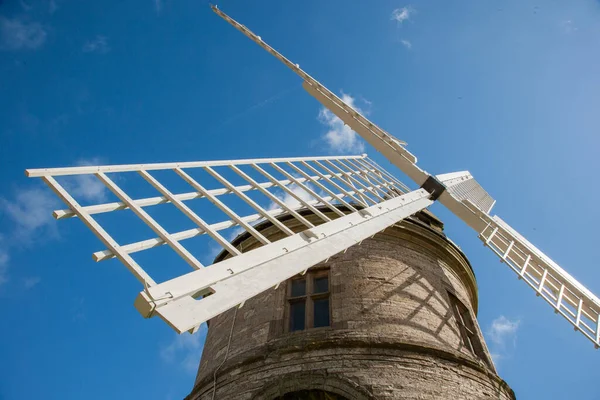 Låg Vinkel Skott Gammal Väderkvarn Solljuset Och Blå Himmel — Stockfoto