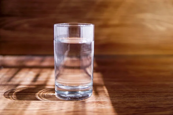 Ein Glas Wasser Einem Holztisch — Stockfoto