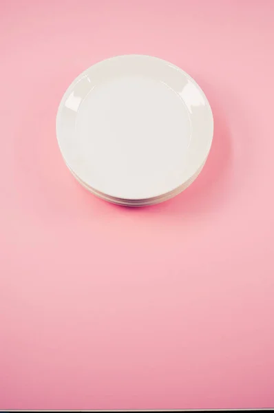 Una Vista Superior Platos Blancos Cerámica Vacíos Sobre Fondo Rosa — Foto de Stock