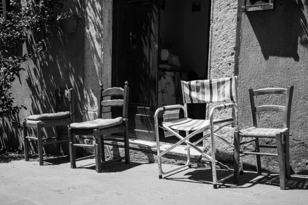 Šedivý Záběr Venkovských Židlí Před Vchodem Budovy — Stock fotografie
