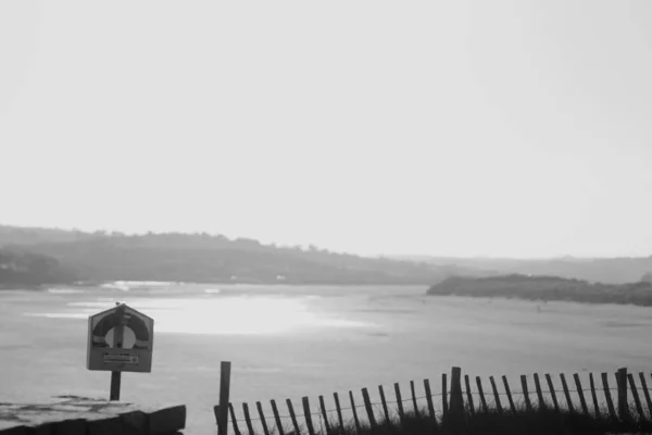 Туманное Утро Озере Деревянный Знак Забором — стоковое фото