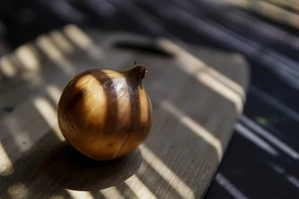 Uma Cebola Fresca Uma Mesa Madeira — Fotografia de Stock