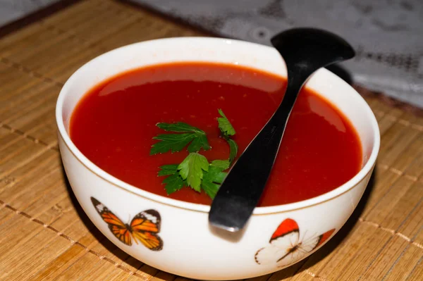 Bol Avec Soupe Tomates Fraîche Maison Sur Tapis Bois — Photo