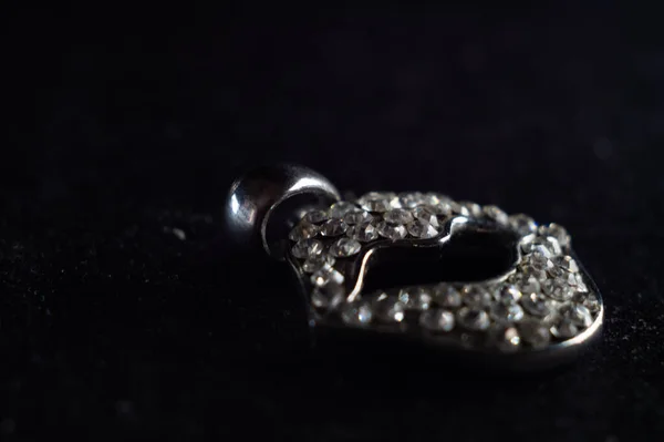 Closeup Shot Beautiful Diamond Brooch Shape Lip — Stock Photo, Image