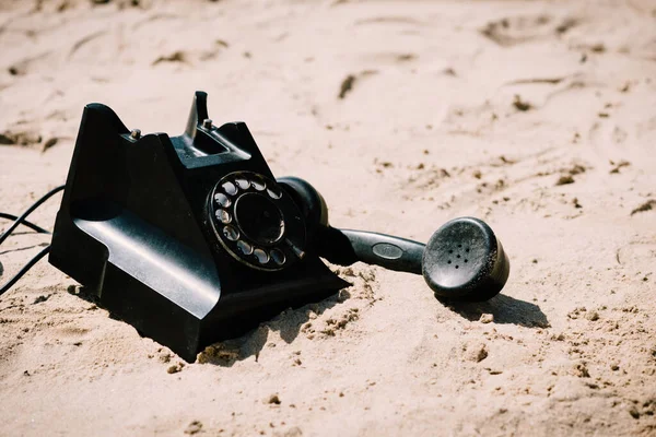 모래사장의 전통적 전화기 — 스톡 사진