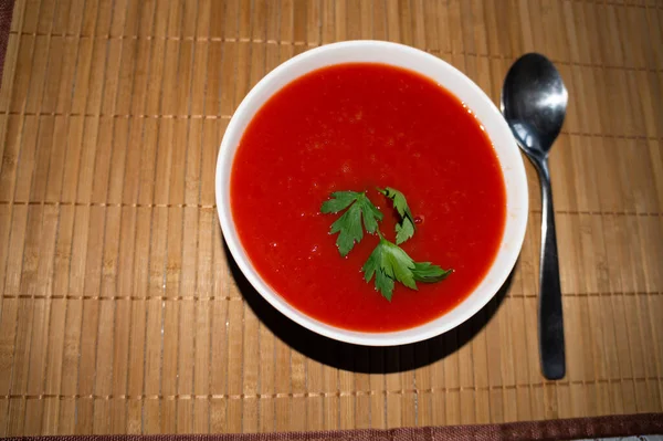 Bol Avec Soupe Tomates Fraîche Maison Sur Tapis Bois — Photo