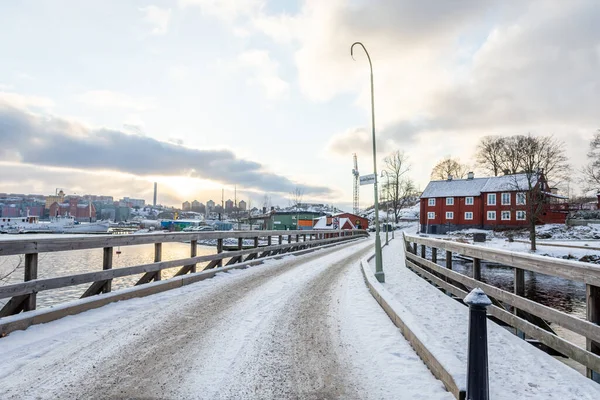 Красивая Заснеженная Дорога Окруженная Зданиями Облачным Блестящим Небом Стокгольме Швеция — стоковое фото