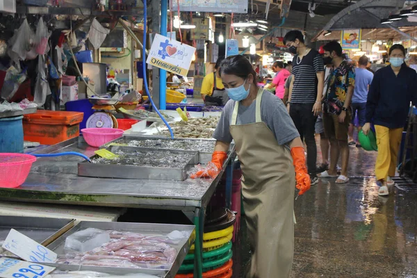 Naklua Thailand Aug 2021 Covid 그리고 폐쇄의 일환으로 타이의 어시장에서 — 스톡 사진