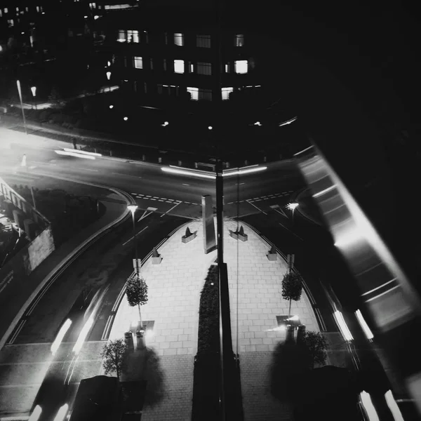 Uma Longa Exposição Escala Cinza Dos Carros Rua Capturados Noite — Fotografia de Stock