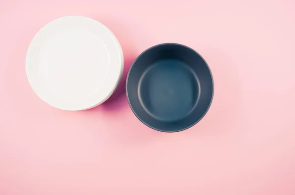 Top View Empty Ceramic Black White Plates Pink Background — Stock Photo, Image