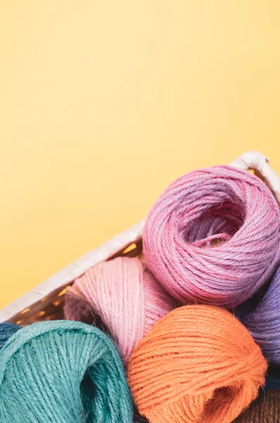 Panier Plein Rouleaux Fils Colorés Isolés Sur Fond Jaune Avec — Photo