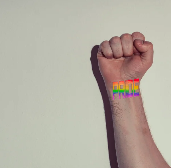 男の手の手首にカラフルな Pride ステッカー — ストック写真