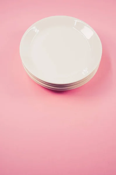 Una Vista Superior Platos Blancos Cerámica Vacíos Sobre Fondo Rosa —  Fotos de Stock
