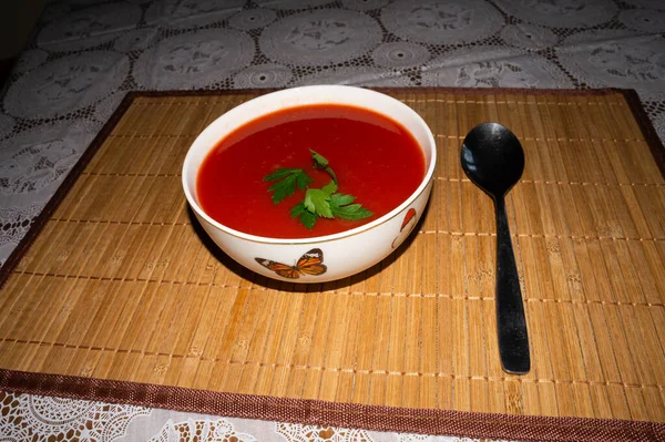 Bol Avec Soupe Tomates Fraîche Maison Sur Tapis Bois — Photo