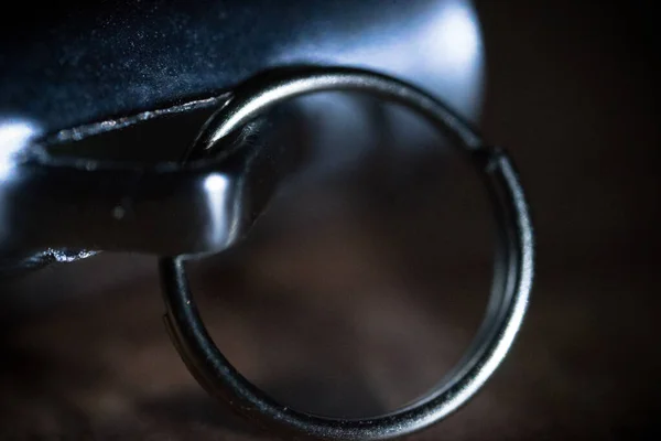 Een Oppervlakkige Focus Macro Shot Van Een Metalen Ring Voor — Stockfoto