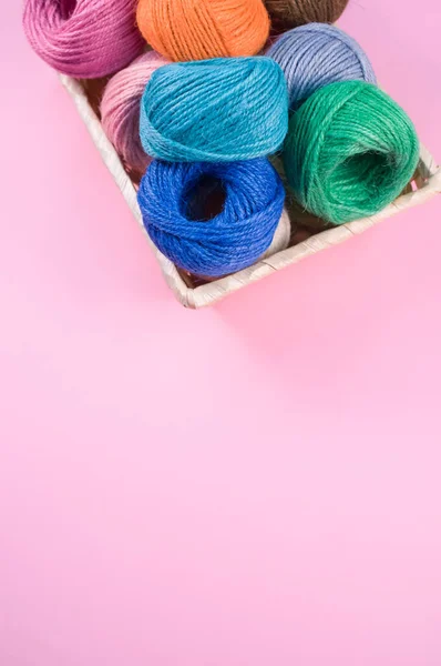 Panier Plein Rouleaux Fils Colorés Isolés Sur Fond Rose Avec — Photo