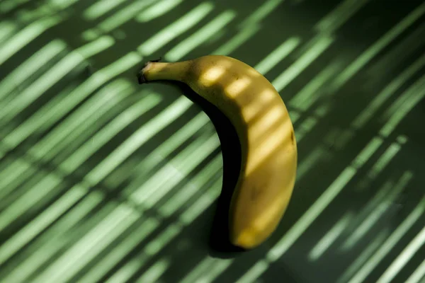 Uma Banana Com Sombras — Fotografia de Stock