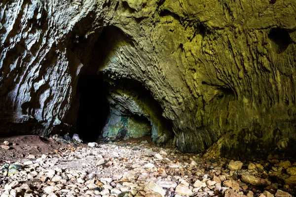 Uma Caverna Rocha Com Pedras Bosque — Fotografia de Stock