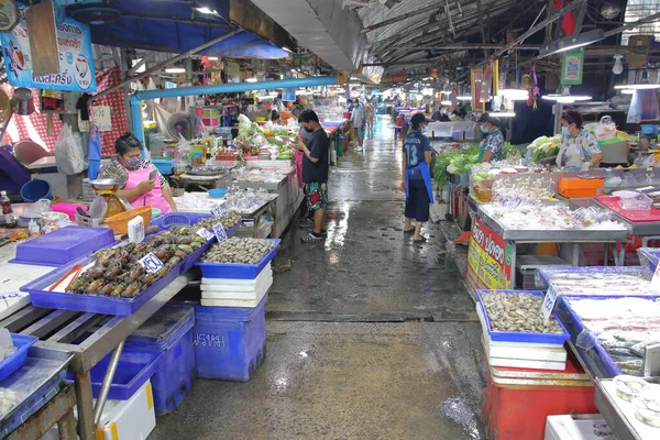 2021年8月9日タイ ナクラ Covid 19時代とロックダウンの一環として タイの魚市場で新鮮な魚介類を販売する予定です — ストック写真