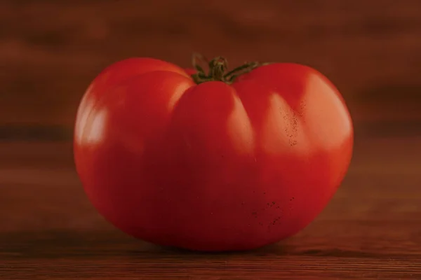 Een Rode Verse Tomaat Een Houten Tafel — Stockfoto