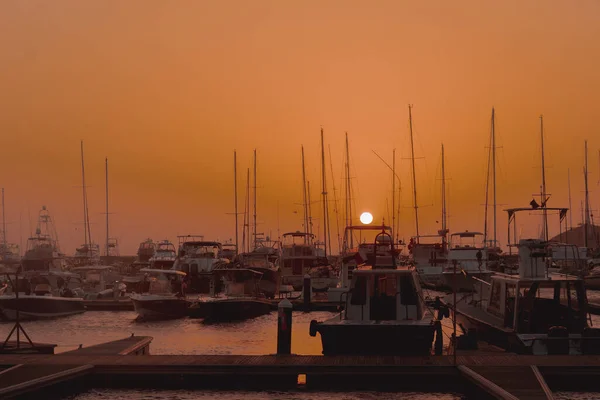 Красивый Ярко Оранжевый Закат Возле Порта Лодками — стоковое фото