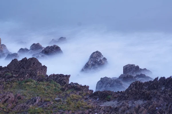 Una Vista Por Encima Las Cimas Las Rocas Niebla —  Fotos de Stock