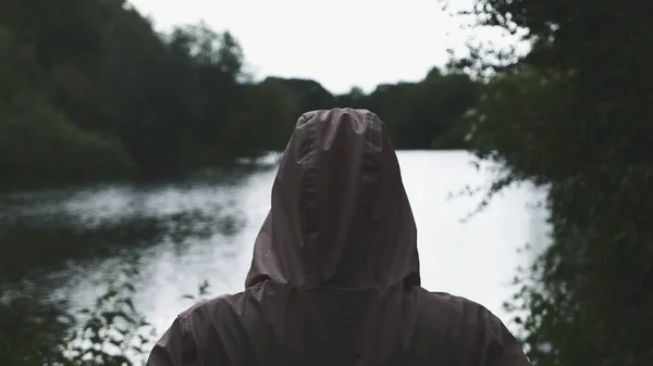 Une Personne Portant Imperméable Regardant Une Rivière Entourée Arbres — Photo