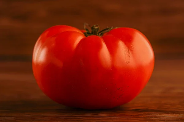 木のテーブルの上に赤い新鮮なトマト — ストック写真