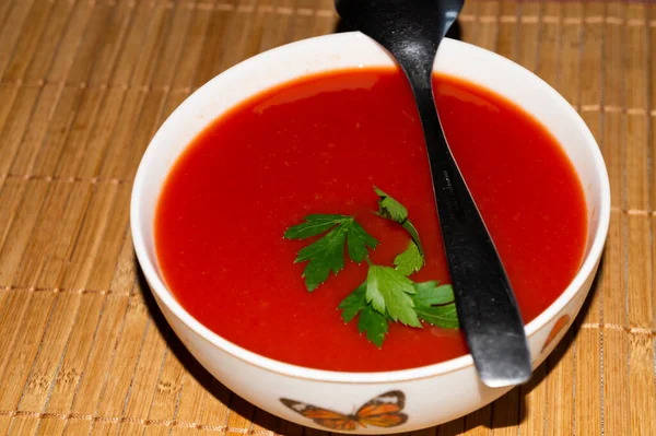 Bol Avec Soupe Tomates Fraîche Maison Sur Tapis Bois — Photo