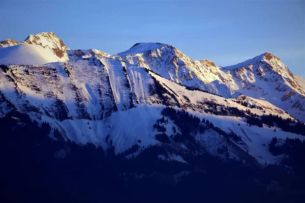 Een Close Van Besneeuwde Toppen Van Bergen Een Zonnige Dag — Stockfoto