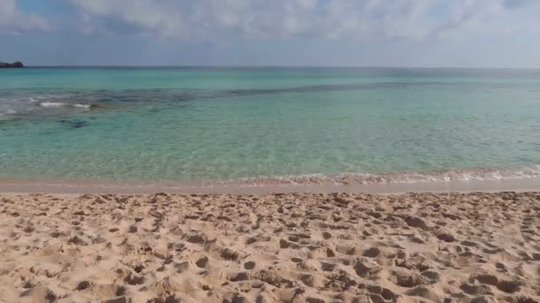 Tropiska Maldiverna Strand Med Blå Himmel Och Vit Sand — Stockvideo
