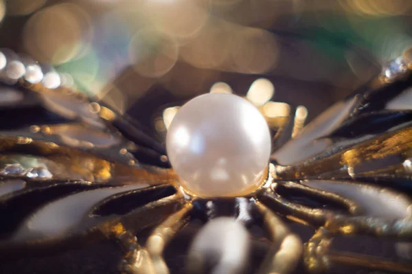 Accent Doux Une Perle Sur Bijou Avec Effet Bokeh Arrière — Photo