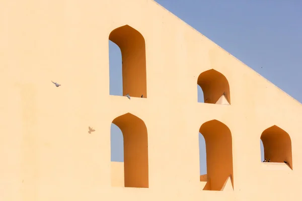 Αφηρημένα Γεωμετρικά Σχέδια Των Τοξωτών Παραθύρων Του Αρχαίου Jantar Mantar — Φωτογραφία Αρχείου