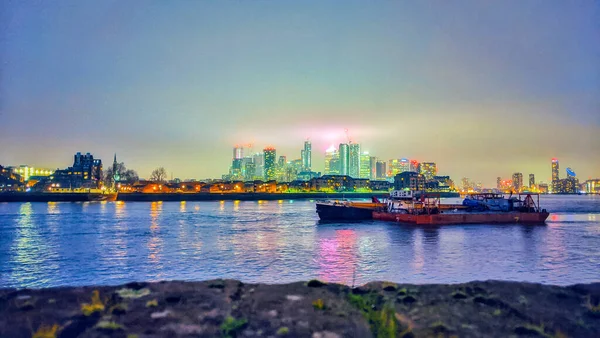 Een Prachtig Uitzicht Kleurrijke Lichten Wolkenkrabbers Een Jacht Het Water — Stockfoto