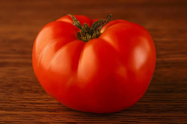 Eine Rote Frische Tomate Auf Einem Holztisch — Stockfoto