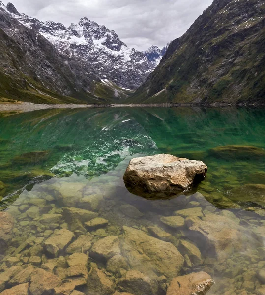 Озеро Мариан Хребте Дарран Облачным Небом Новой Зеландии — стоковое фото
