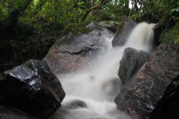 Sebuah Air Terjun Yang Indah Mengalir Bebatuan Besar Hutan — Stok Foto