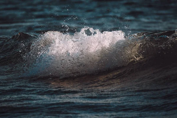 太陽の光が差し込む海の波の閉鎖 — ストック写真