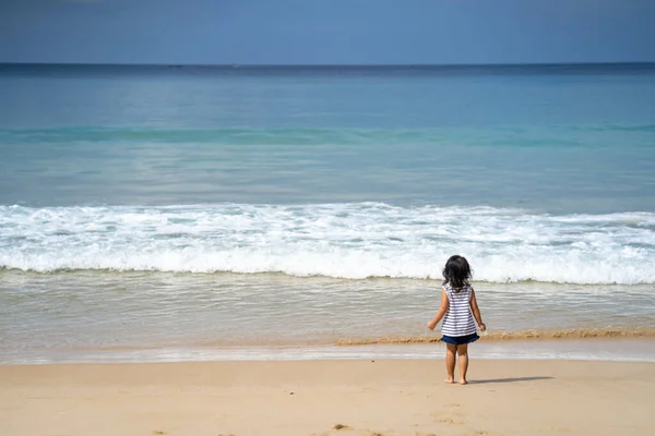 아름다운 해변에서 모래와 받으며 — 스톡 사진