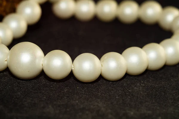 美しい真珠のネックレスのクローズアップショット — ストック写真