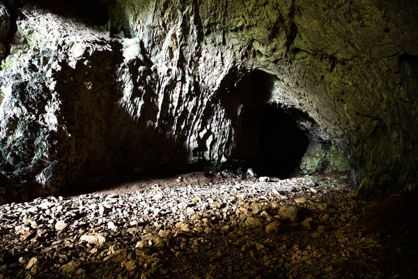 Egy Kőbarlang Kövekkel Földön — Stock Fotó