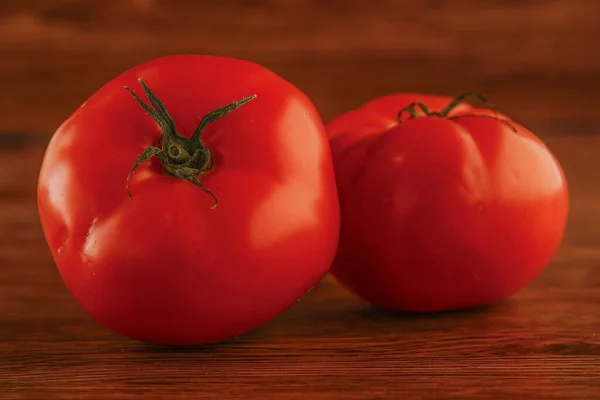 Die Roten Frischen Tomaten Auf Einem Holztisch — Stockfoto