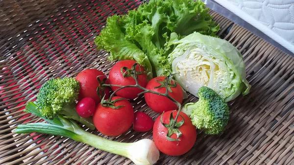 Świeże Surowe Warzywa Wiklinowej Powierzchni Pomidory Wiśniowe Kapusta Kapusta Liściasta — Zdjęcie stockowe