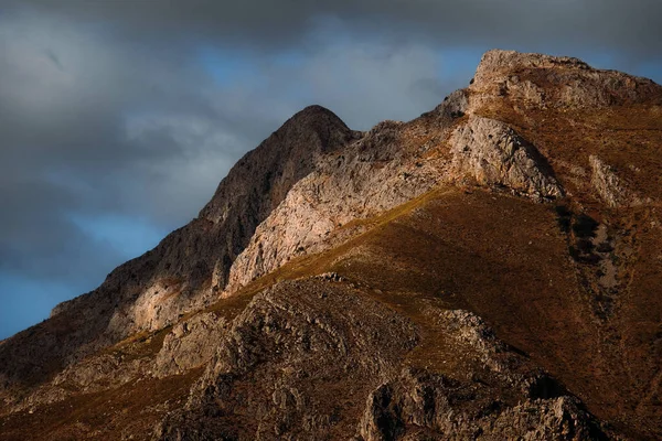 Ein Felsen Mit Gras Darauf Unter Dem Bewölkten Himmel — Stockfoto