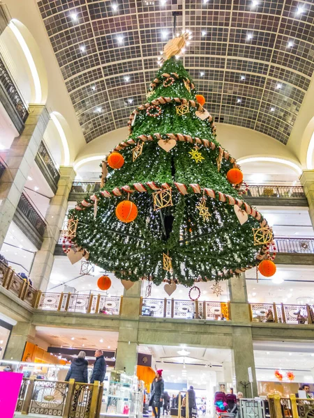 Alacsony Szögben Egy Nagy Gyönyörűen Díszített Karácsonyfa Lóg Plafonon Egy — Stock Fotó